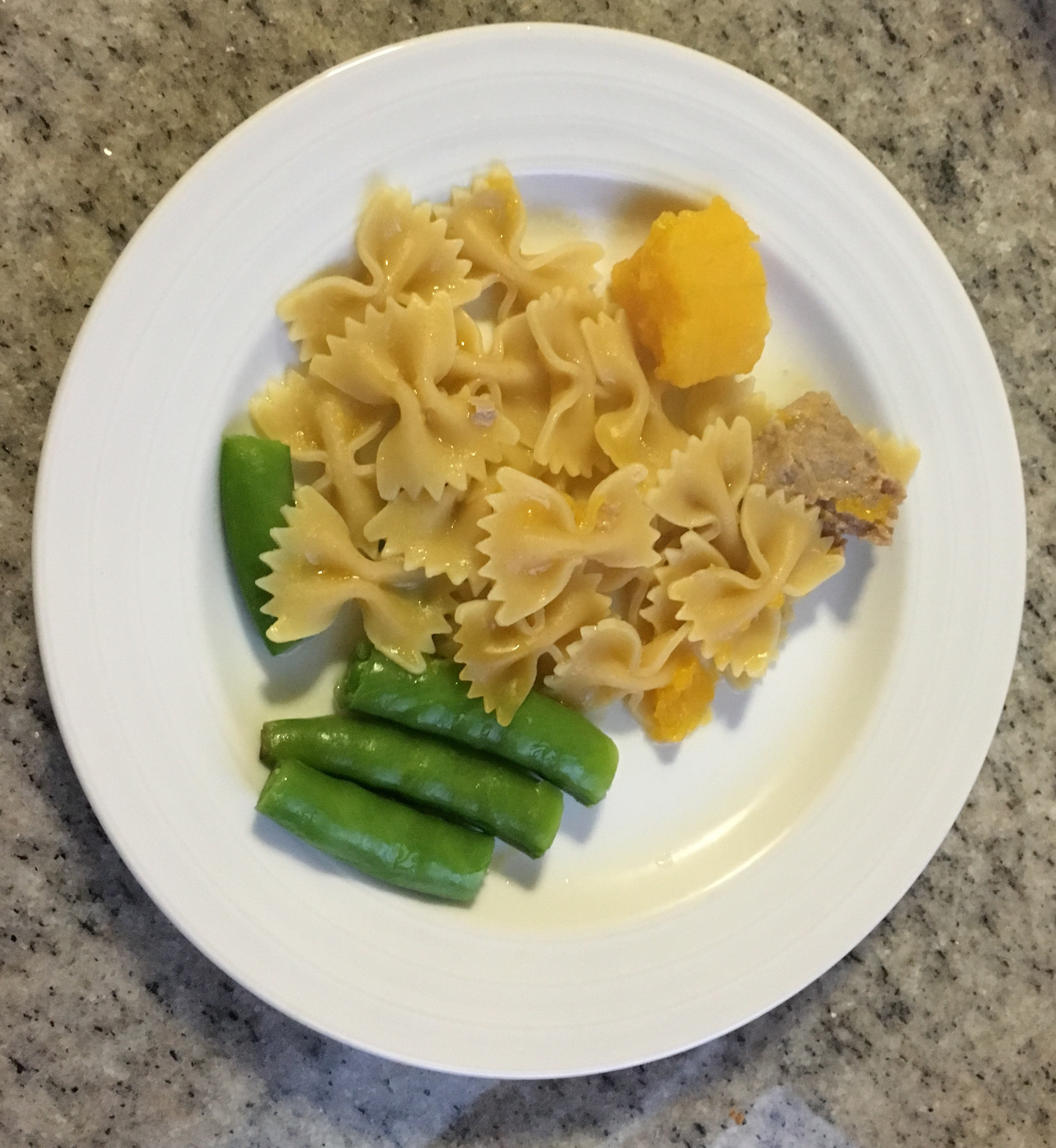 Kid's plate pasta, butternut squash & sugar snap peas